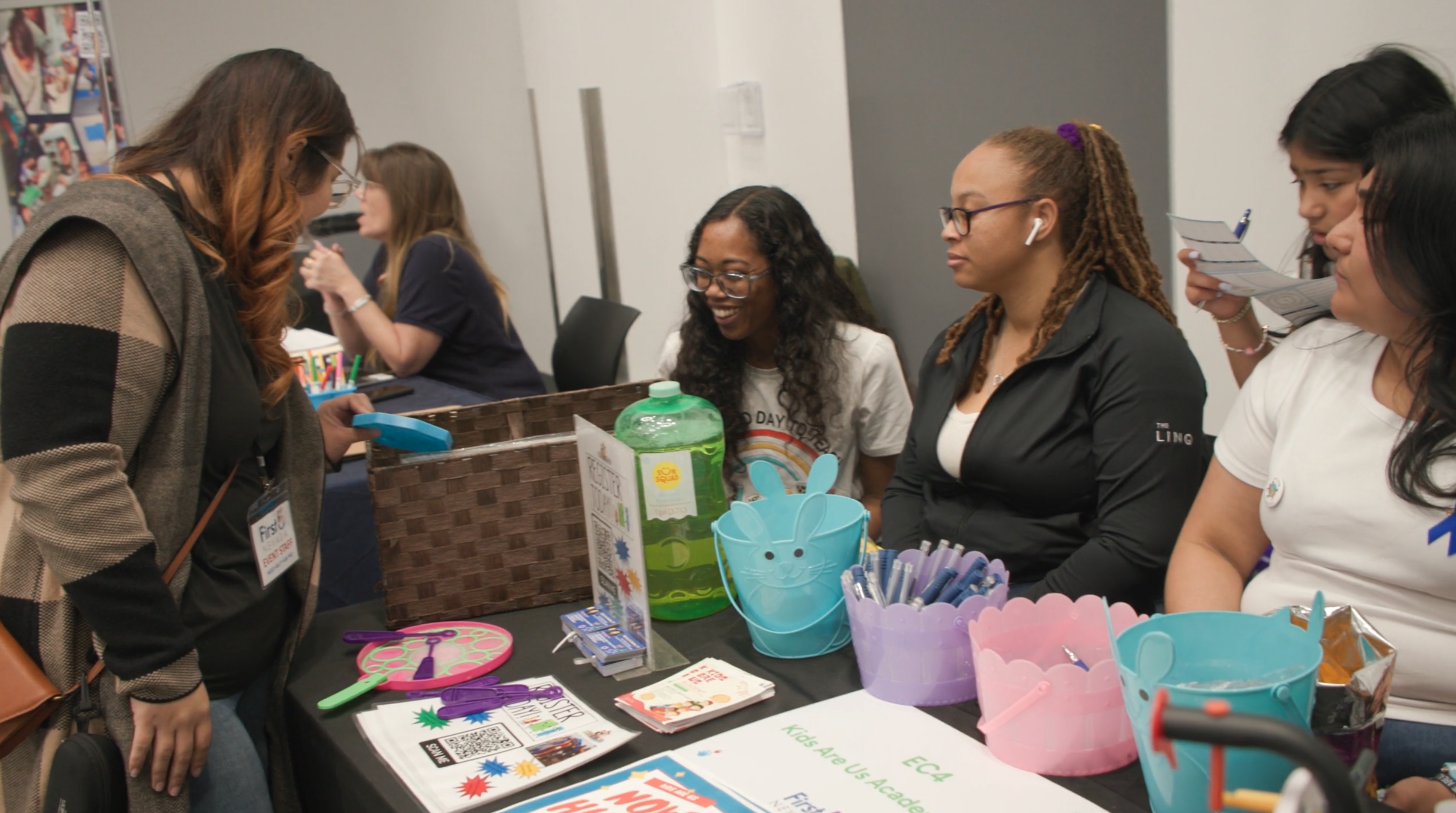Montaje de mesa en un evento comunitario de First 5.