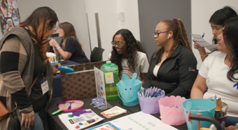 Montaje de mesa en un evento comunitario de First 5.