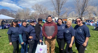 Un grupo de adultos con remeras azules iguales, posando para una foto en un evento del Consejo de Liderazgo Familiar de la Primera Infancia de Nevada.