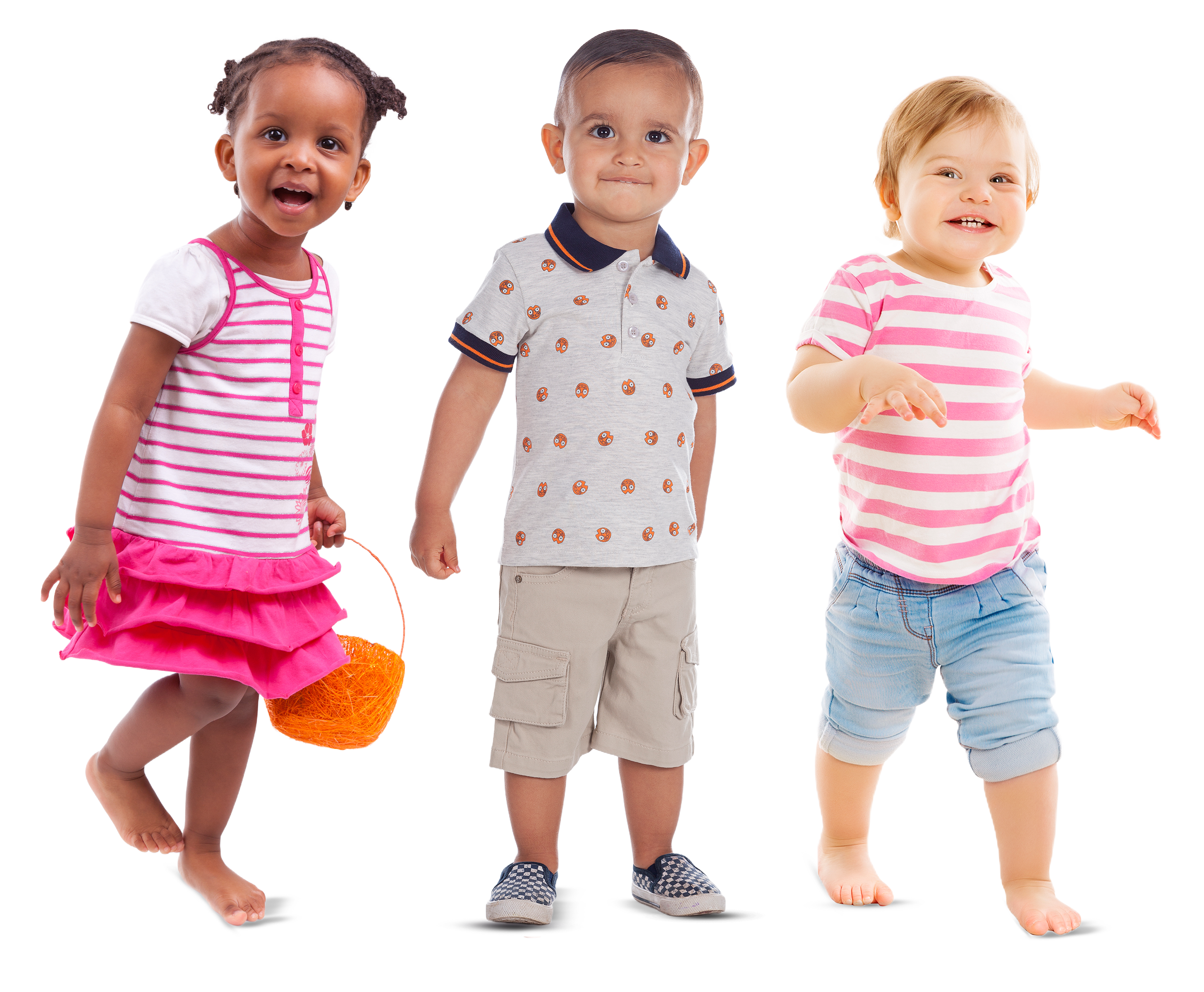 Tres niños pequeños sonriéndole a la cámara.