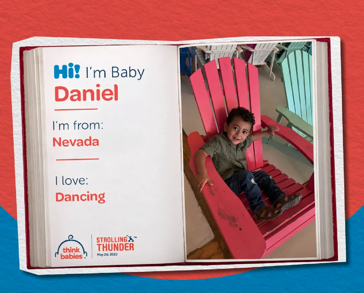 El bebé Daniel sonriendo a la cámara sentado en una gran silla roja.