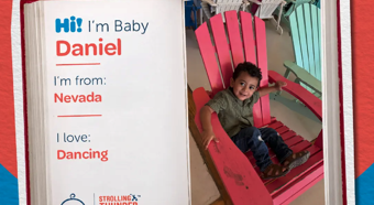 El bebé Daniel sonriendo a la cámara sentado en una gran silla roja.