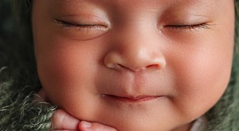 Imagen de la aplicación Babys Bounty: foto muy de cerca de la cara de un bebé mientras duerme.