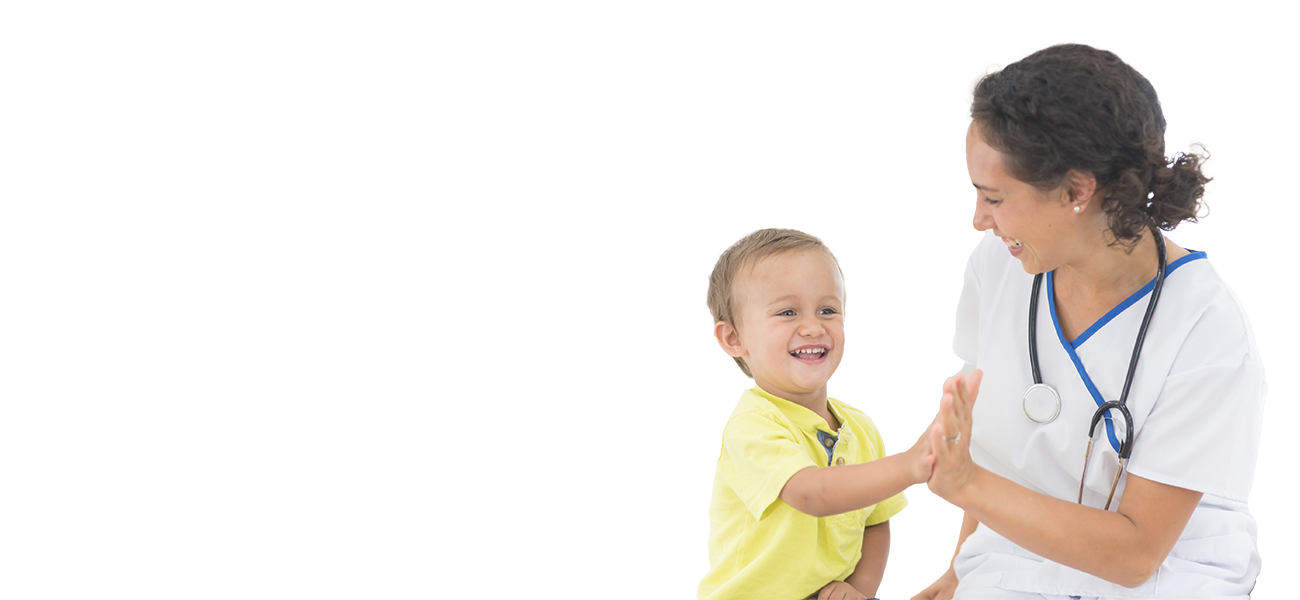 Una mujer de piel clara, con atuendo de doctora y un estetoscopio alrededor del cuello, chocándole los cinco a un niño rubio con remera amarilla.