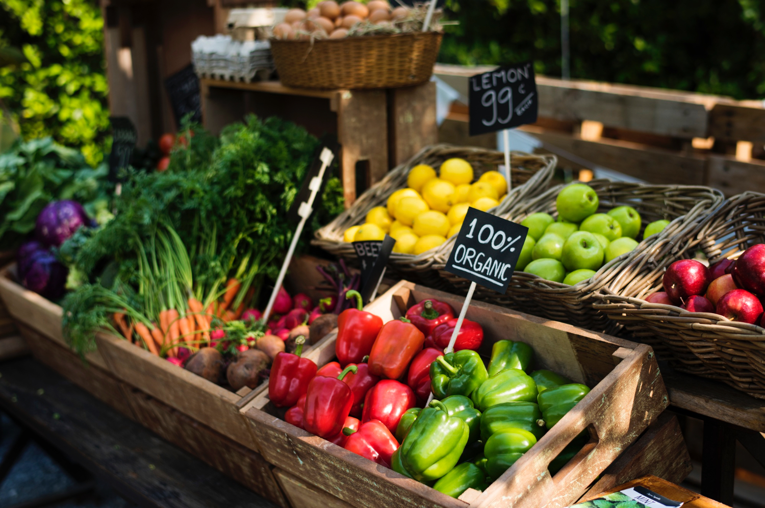 Frutas y verduras en un mercado de agricultores. Pimientos, zanahorias, limones y manzanas en pequeñas cestas.