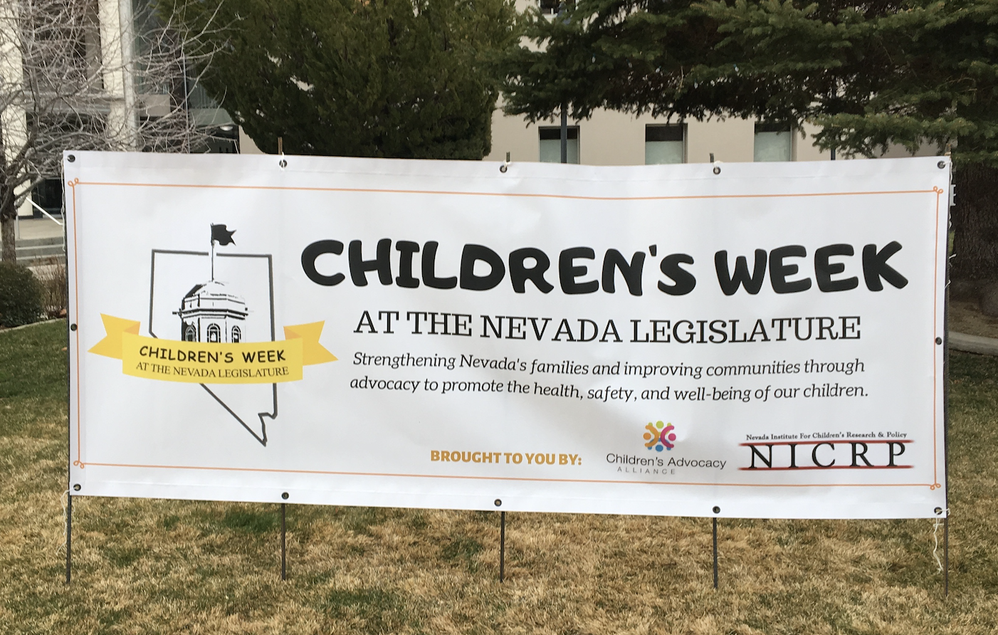 Un cartel blanco con información sobre la Semana de los Niños en la legislatura de Nevada.