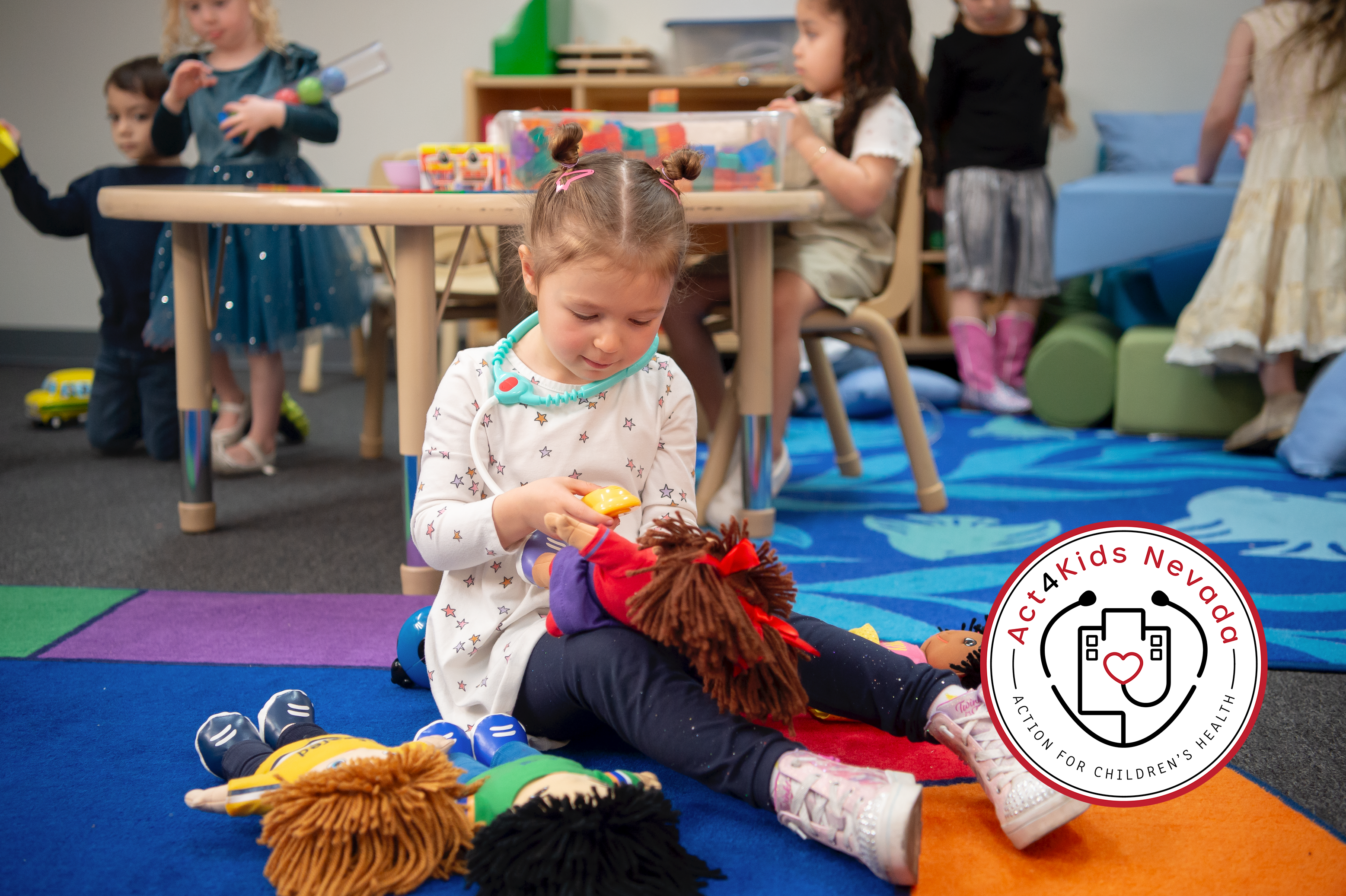 Niña jugando con muñecas en un entorno escolar con otros niños