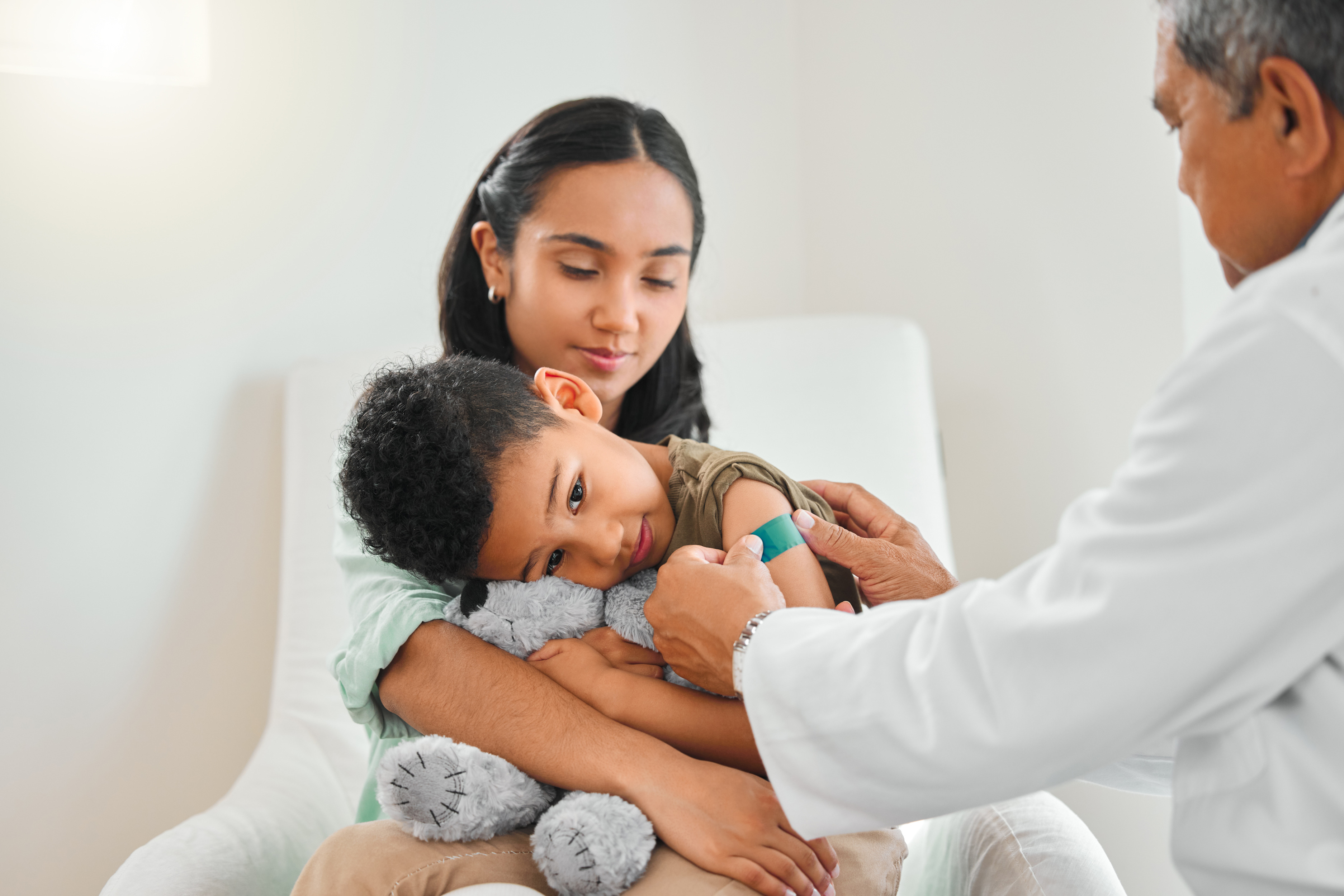 Mujer pediatra con niño con vendaje, comodidad en el hospital, chequeo de rutina de inmunidad, prevención de enfermedades