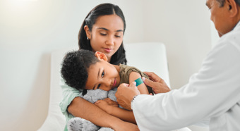 Mujer pediatra con niño con vendaje, comodidad en el hospital, chequeo de rutina de inmunidad, prevención de enfermedades