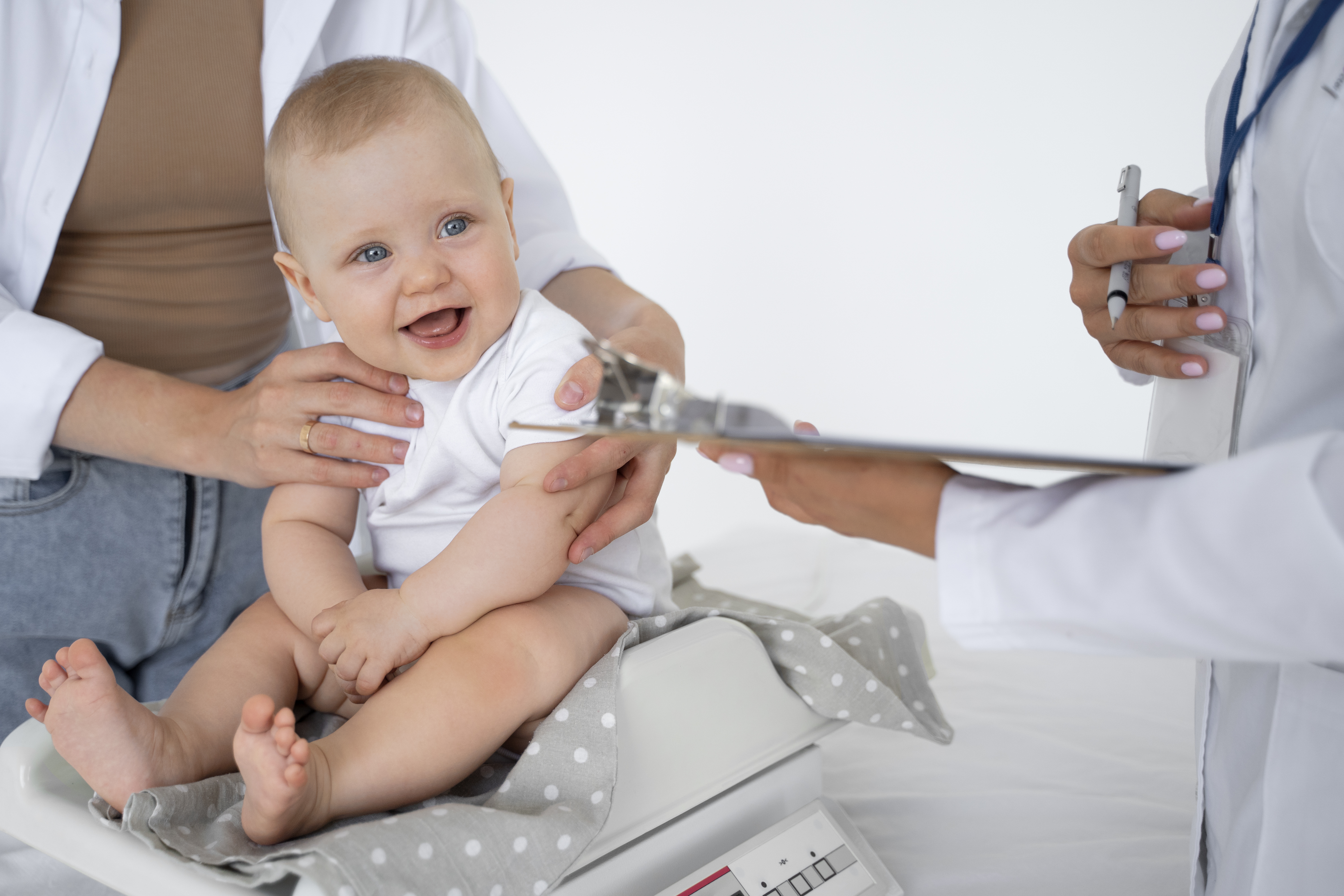 Bebé en el consultorio del médico con una gran sonrisa en su rostro.
